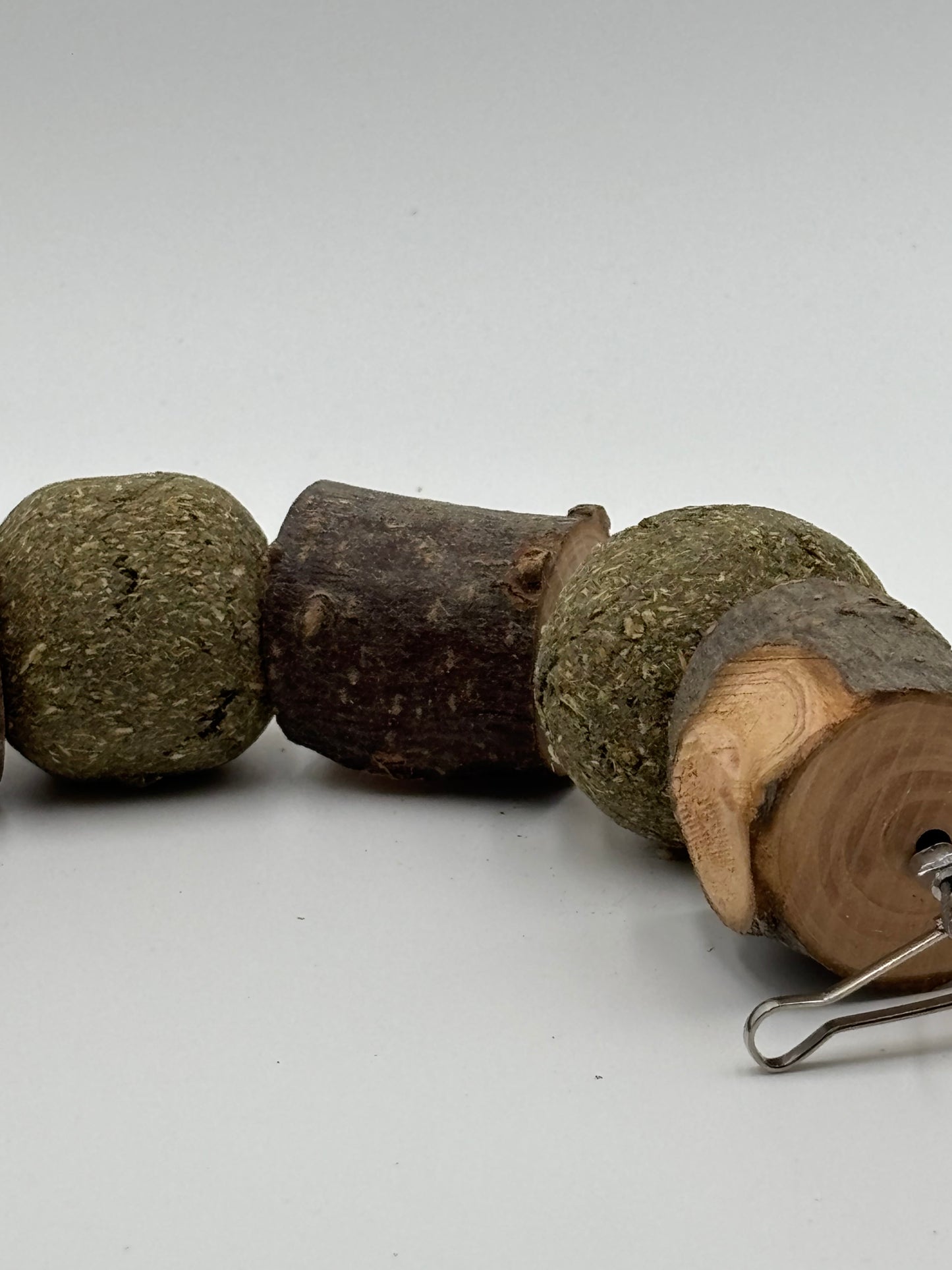 Jouet suspendu à mâcher – Galettes de foin Timothy & loofah naturel