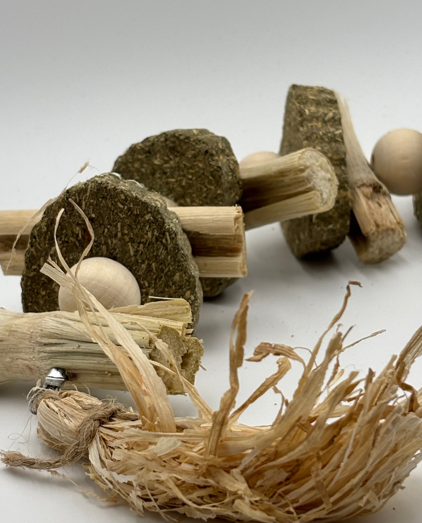 Jouet suspendu à mâcher – Bambou doux & galettes de foin Timothy