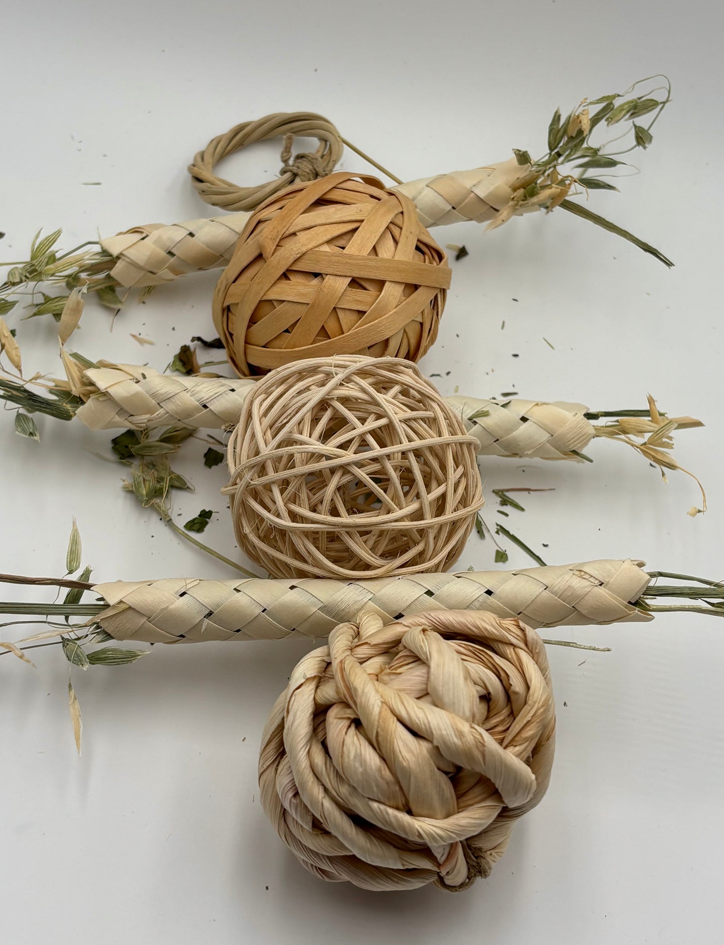 Hanging Foraging Ball Set by Miss Bun’s