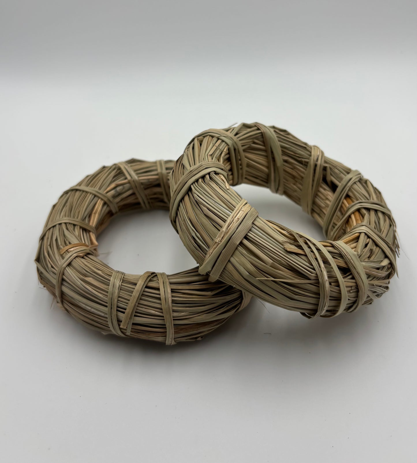 Anneau à mâcher naturel pour lapins et petits animaux de compagnie – Boucle en herbe tissée à la main – Jouet d'enrichissement sûr et comestible (11 cm)