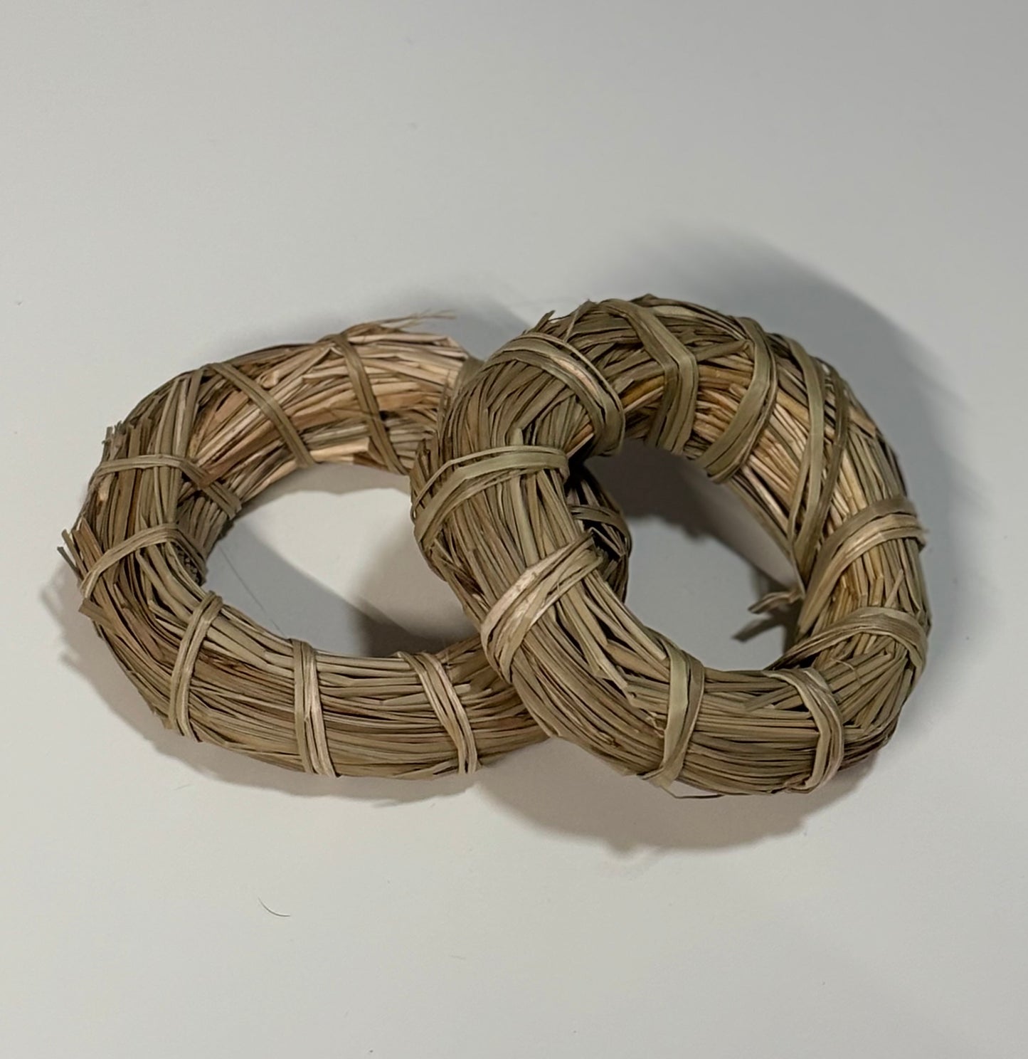 Natural Chew Ring Toy for Rabbits & Small Pets – Handwoven Grass Loop – Safe & Edible Enrichment Toy (11 cm)