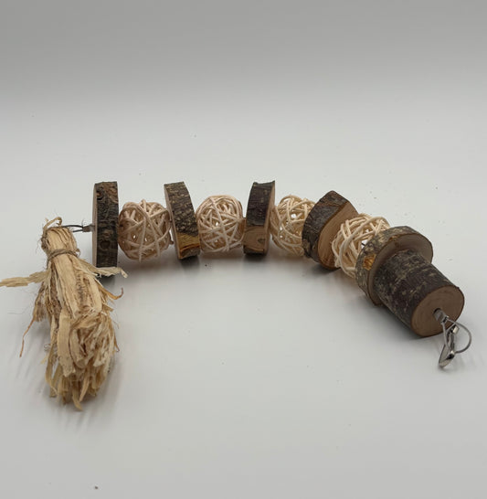 Jouet suspendu à mâcher – Disques de bois, rotin & raphia