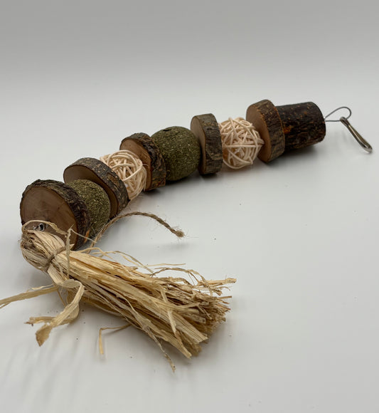 Jouet suspendu à mâcher – Boules de rotin, bois & galettes de foin Timothy