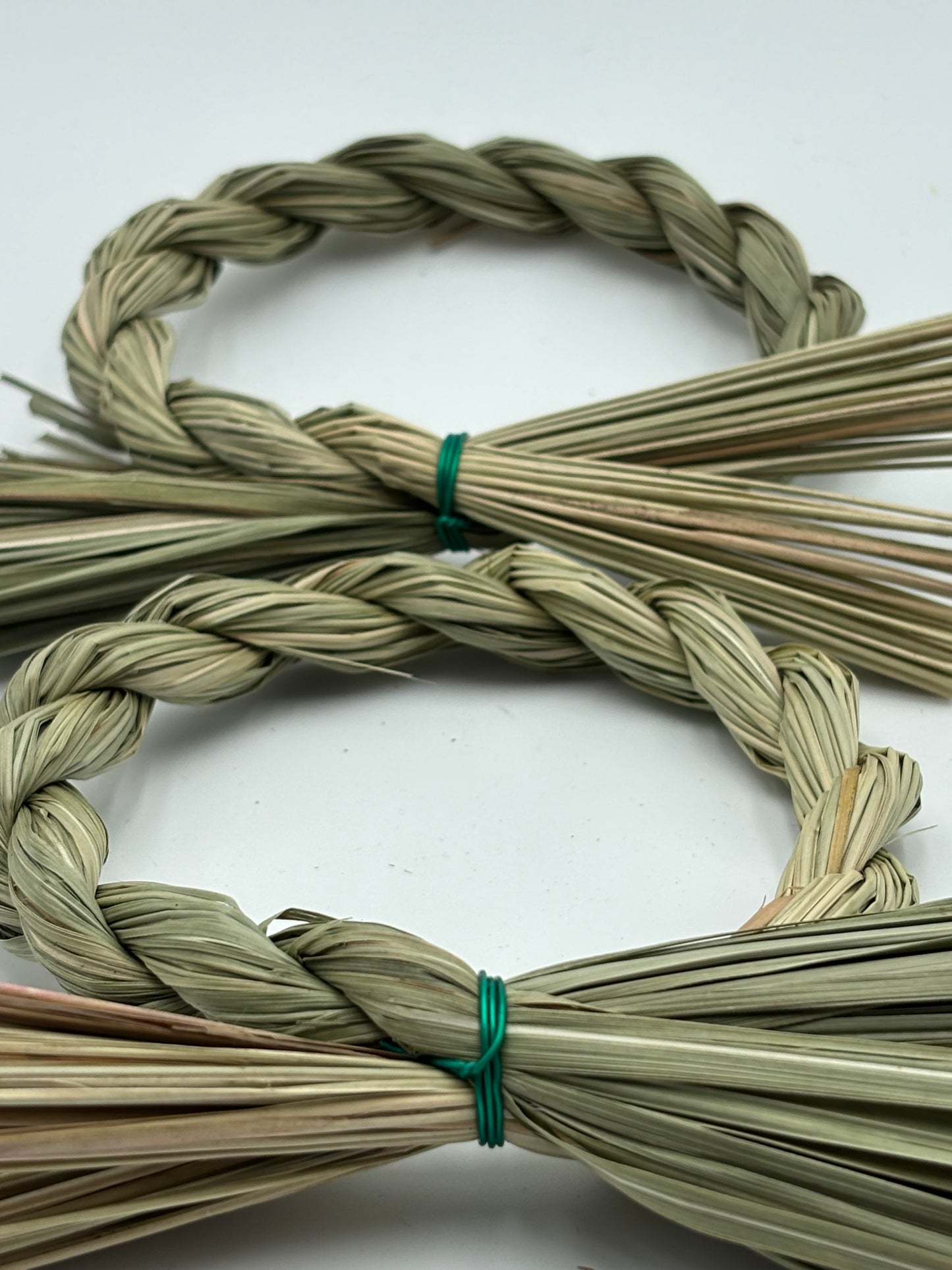 Natural Grass Ring Chew Toy for Rabbits – 10 cm Straw Wreath for Small Pets