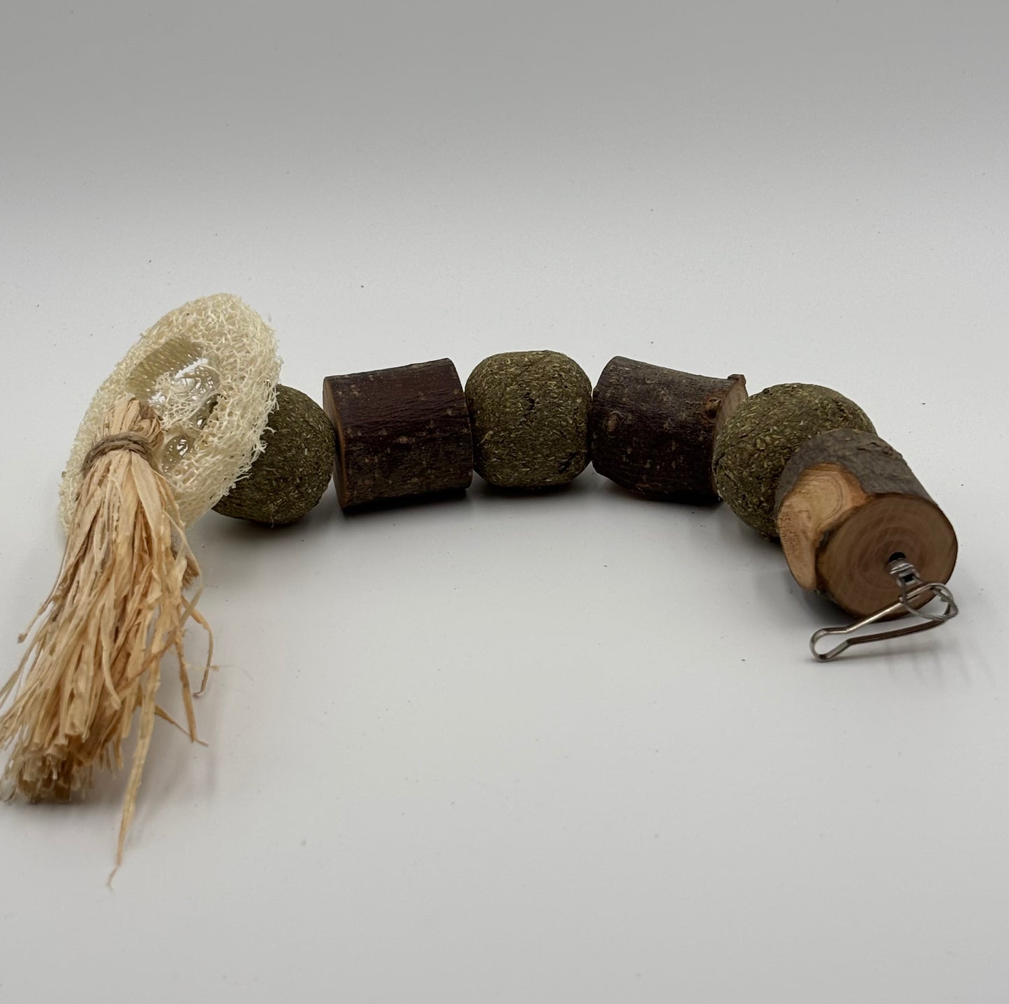 Jouet suspendu à mâcher – Galettes de foin Timothy & loofah naturel