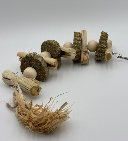 Jouet suspendu à mâcher – Bambou doux & galettes de foin Timothy