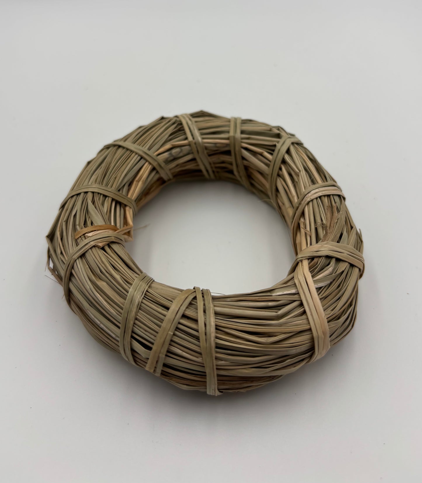 Anneau à mâcher naturel pour lapins et petits animaux de compagnie – Boucle en herbe tissée à la main – Jouet d'enrichissement sûr et comestible (11 cm)