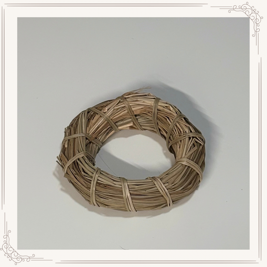 Anneau à mâcher naturel pour lapins et petits animaux de compagnie – Boucle en herbe tissée à la main – Jouet d'enrichissement sûr et comestible (11 cm)