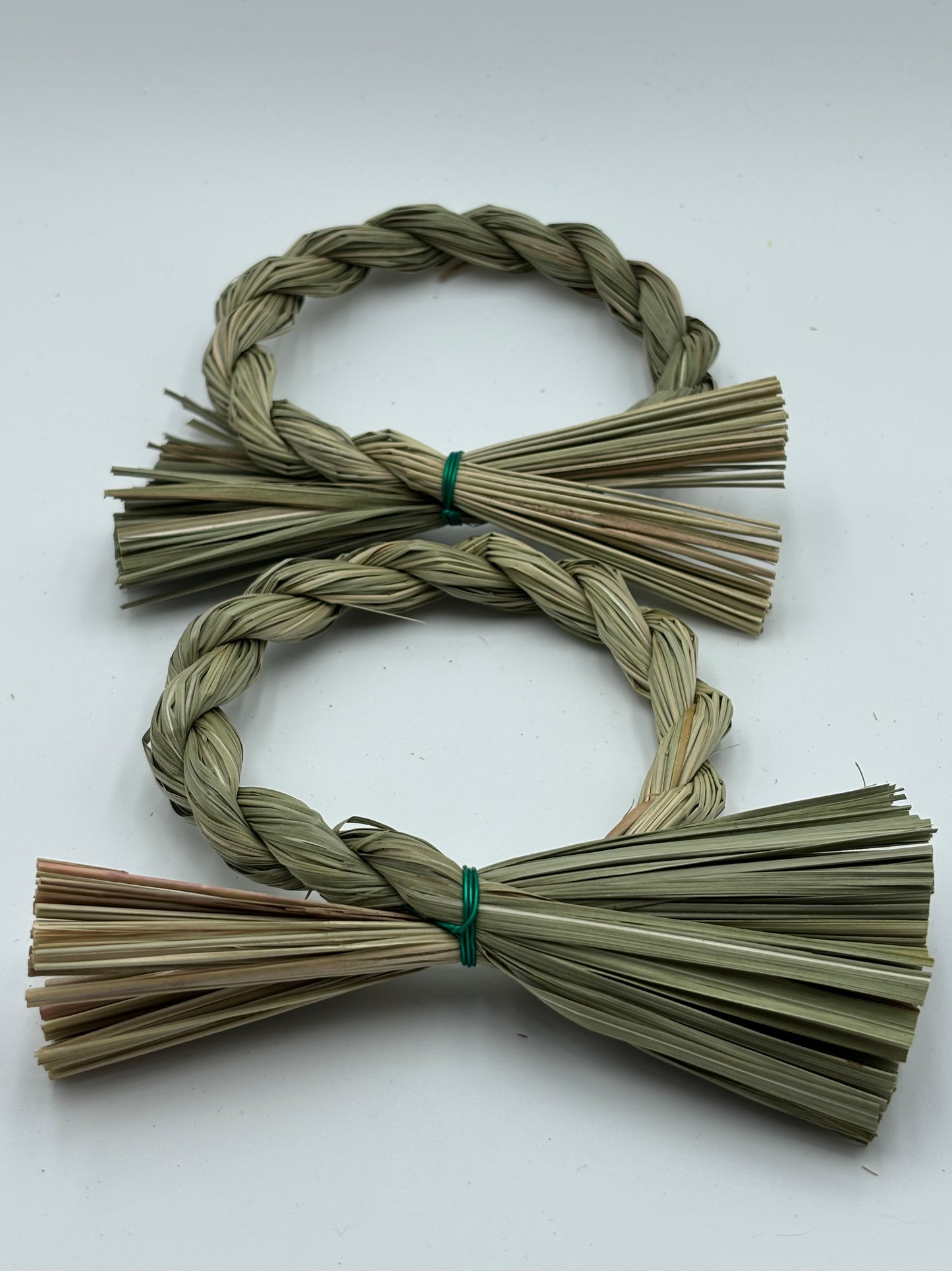 Natural Grass Ring Chew Toy for Rabbits – 10 cm Straw Wreath for Small Pets
