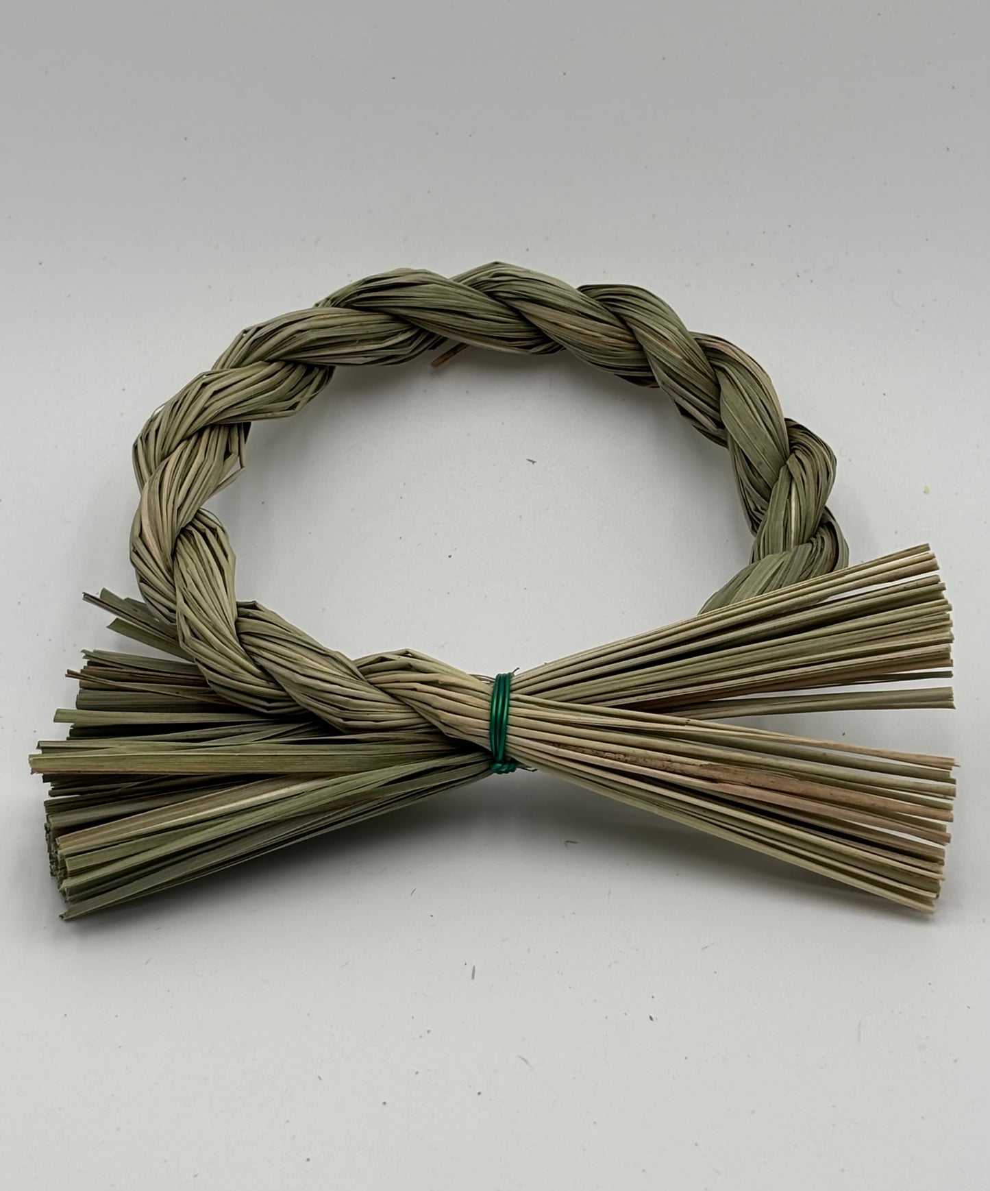 Natural Grass Ring Chew Toy for Rabbits – 10 cm Straw Wreath for Small Pets