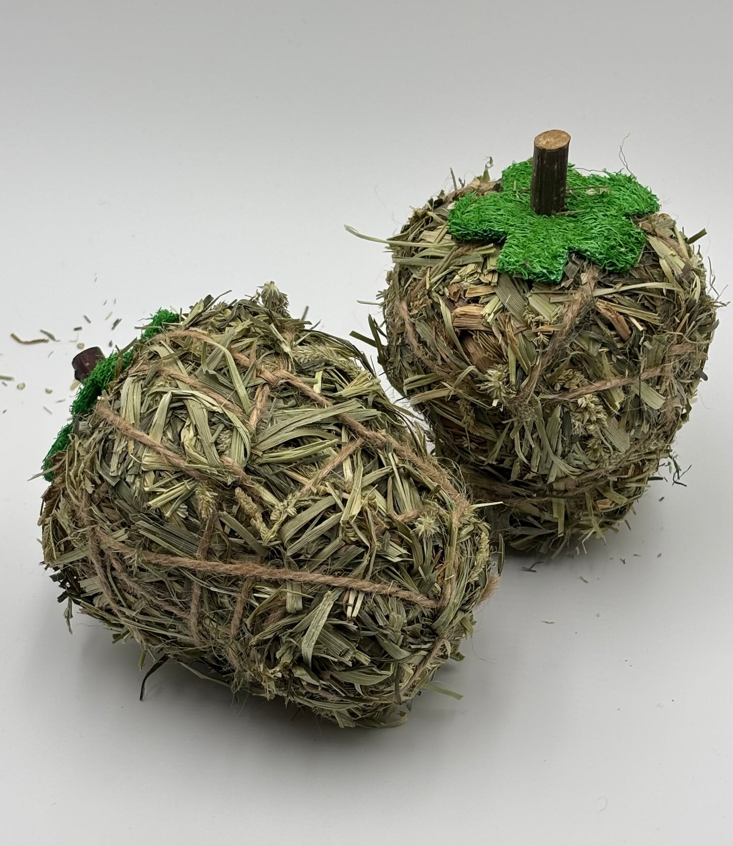 Jouet à mâcher en herbe naturelle en forme de pomme pour lapin