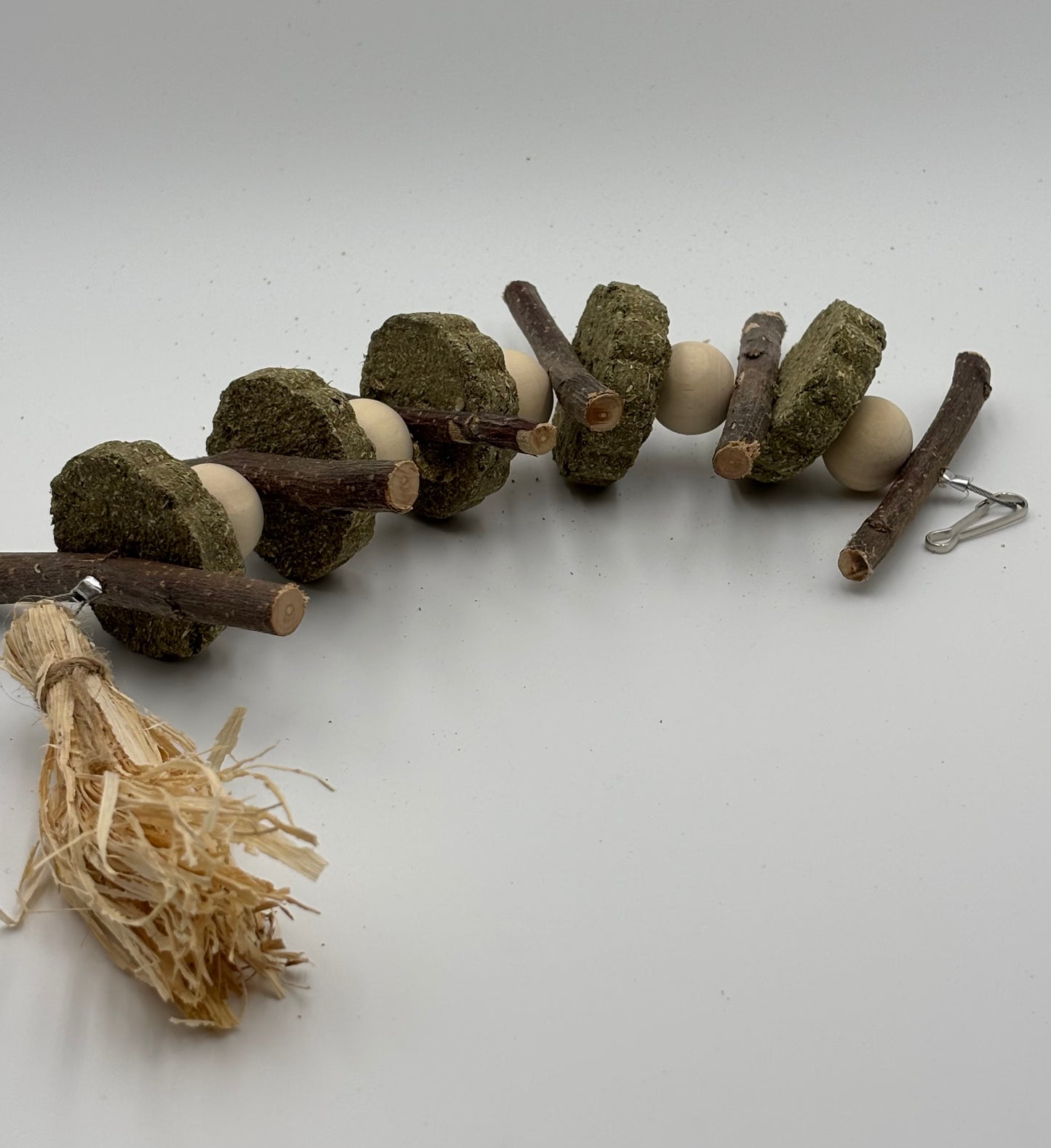 Jouet suspendu à mâcher – Bâtonnets de bois & galettes de foin Timothy