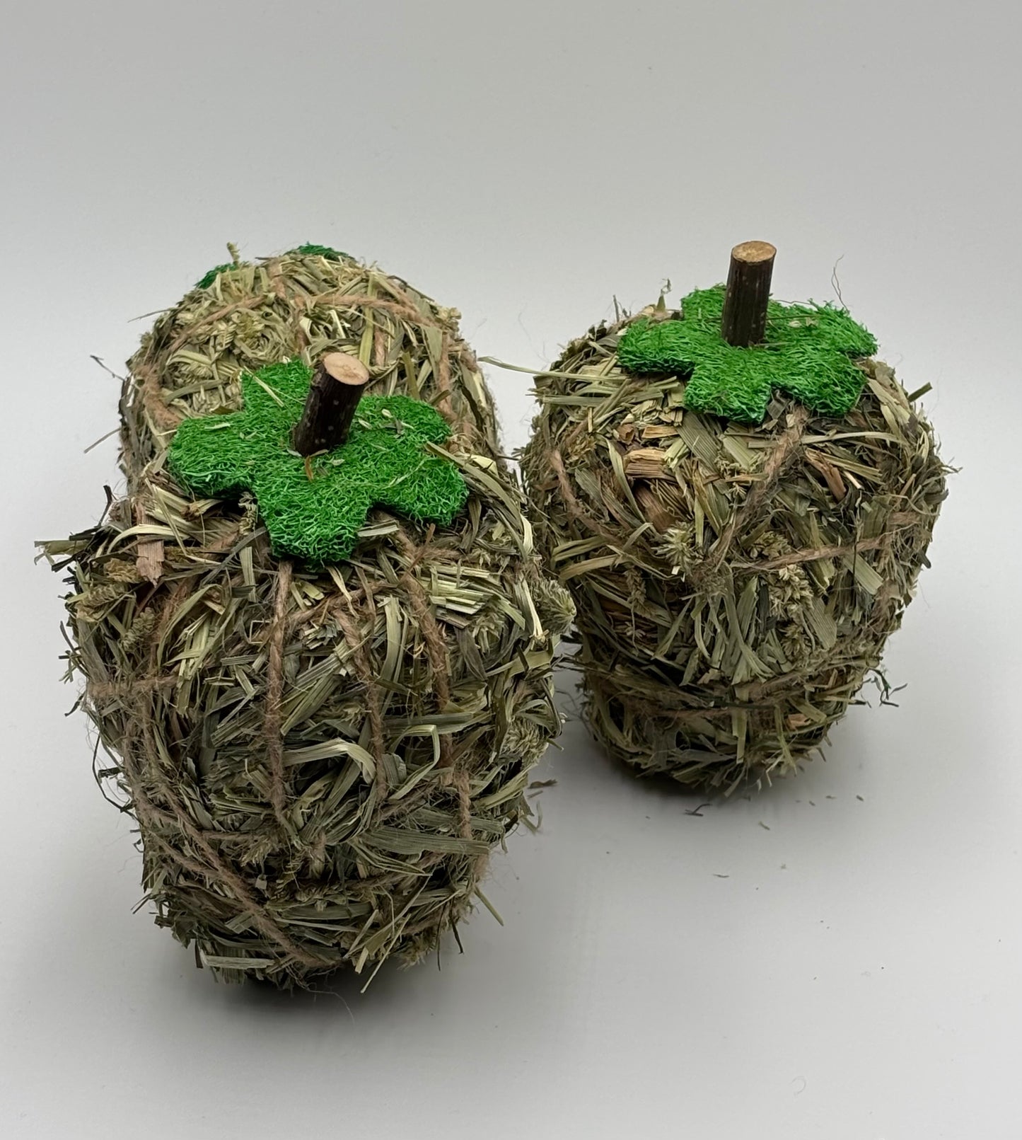 Jouet à mâcher en herbe naturelle en forme de pomme pour lapin