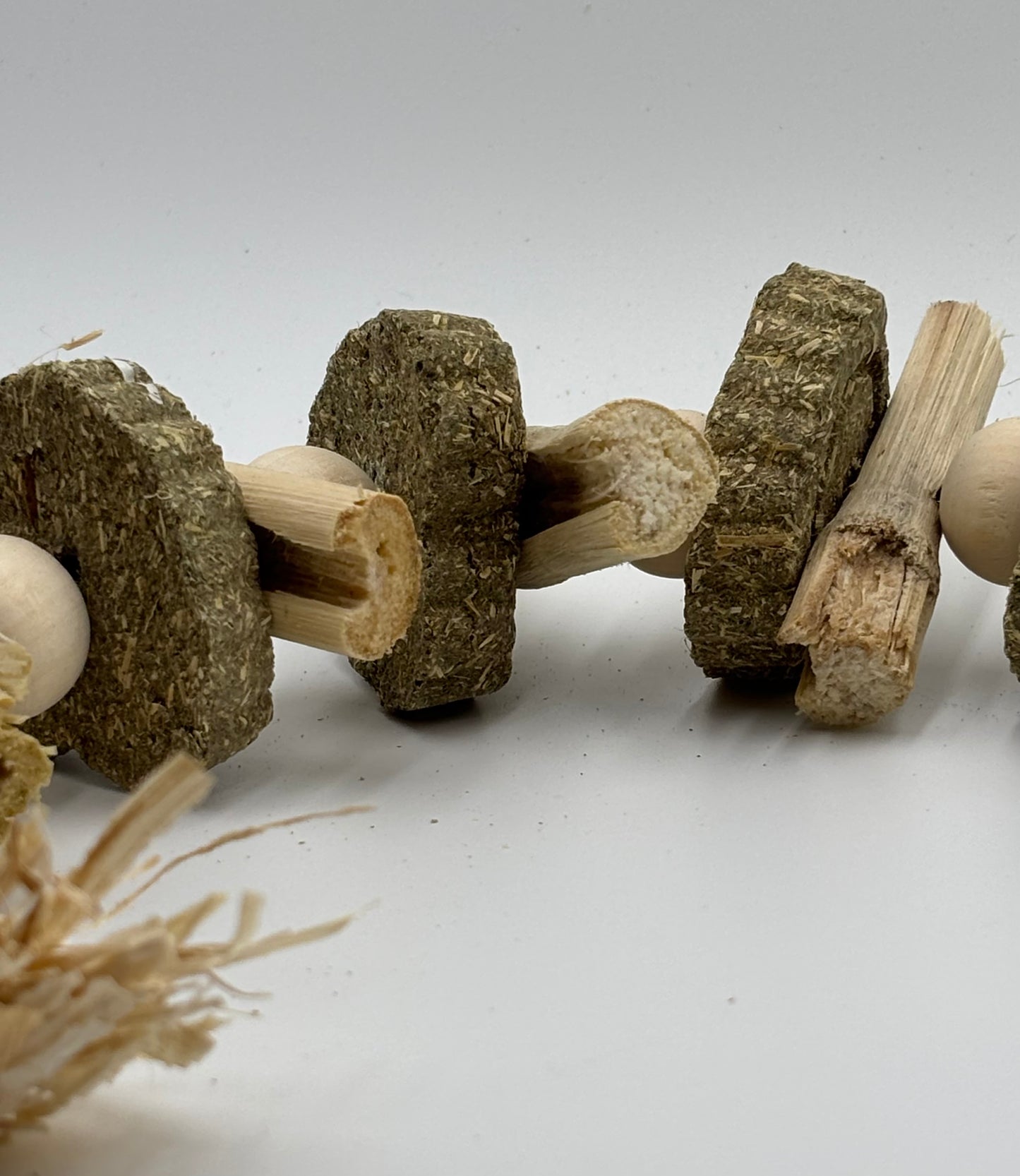 Jouet suspendu à mâcher – Bambou doux & galettes de foin Timothy