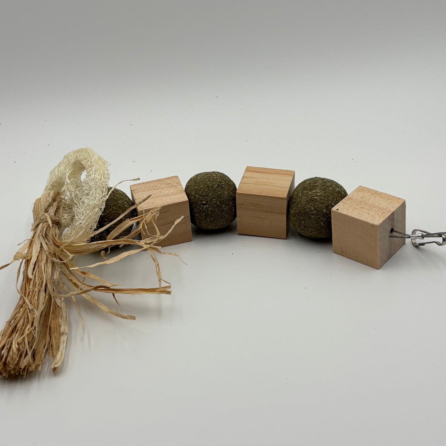 Jouet suspendu à mâcher – Galettes de foin Timothy & loofah naturel