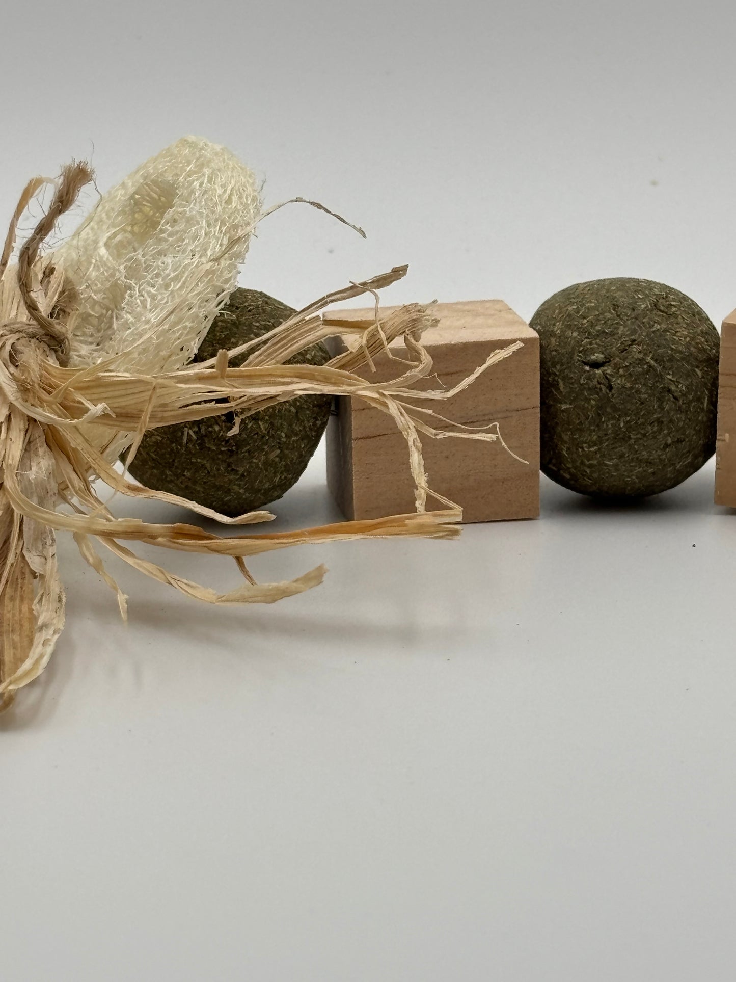 Jouet suspendu à mâcher – Galettes de foin Timothy & loofah naturel